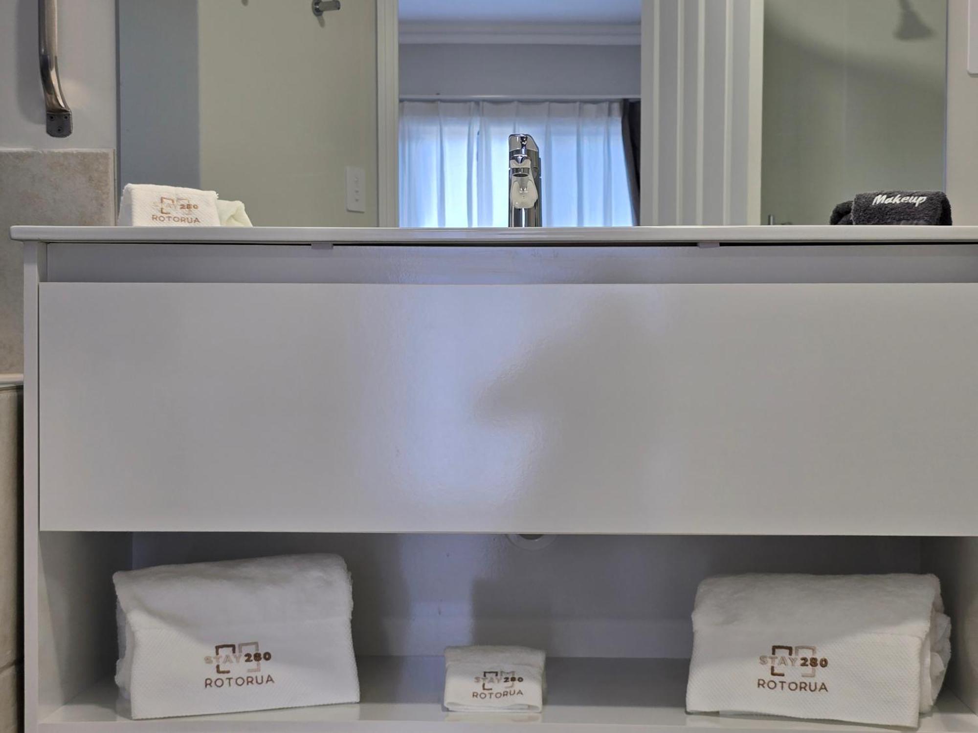 Stay 284 Rotorua - Refurbished Modern Accommodation מראה חיצוני תמונה