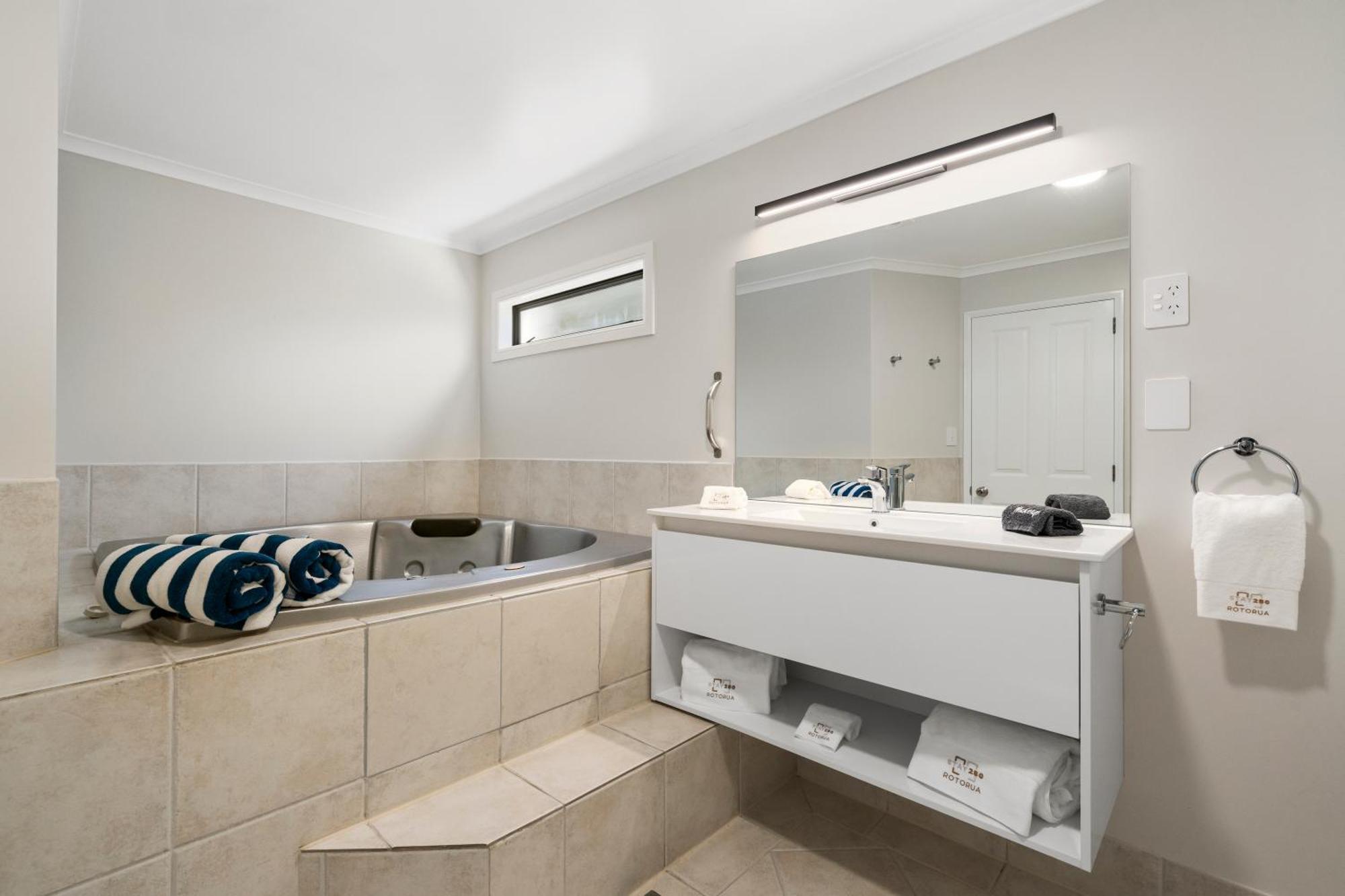 Stay 284 Rotorua - Refurbished Modern Accommodation מראה חיצוני תמונה
